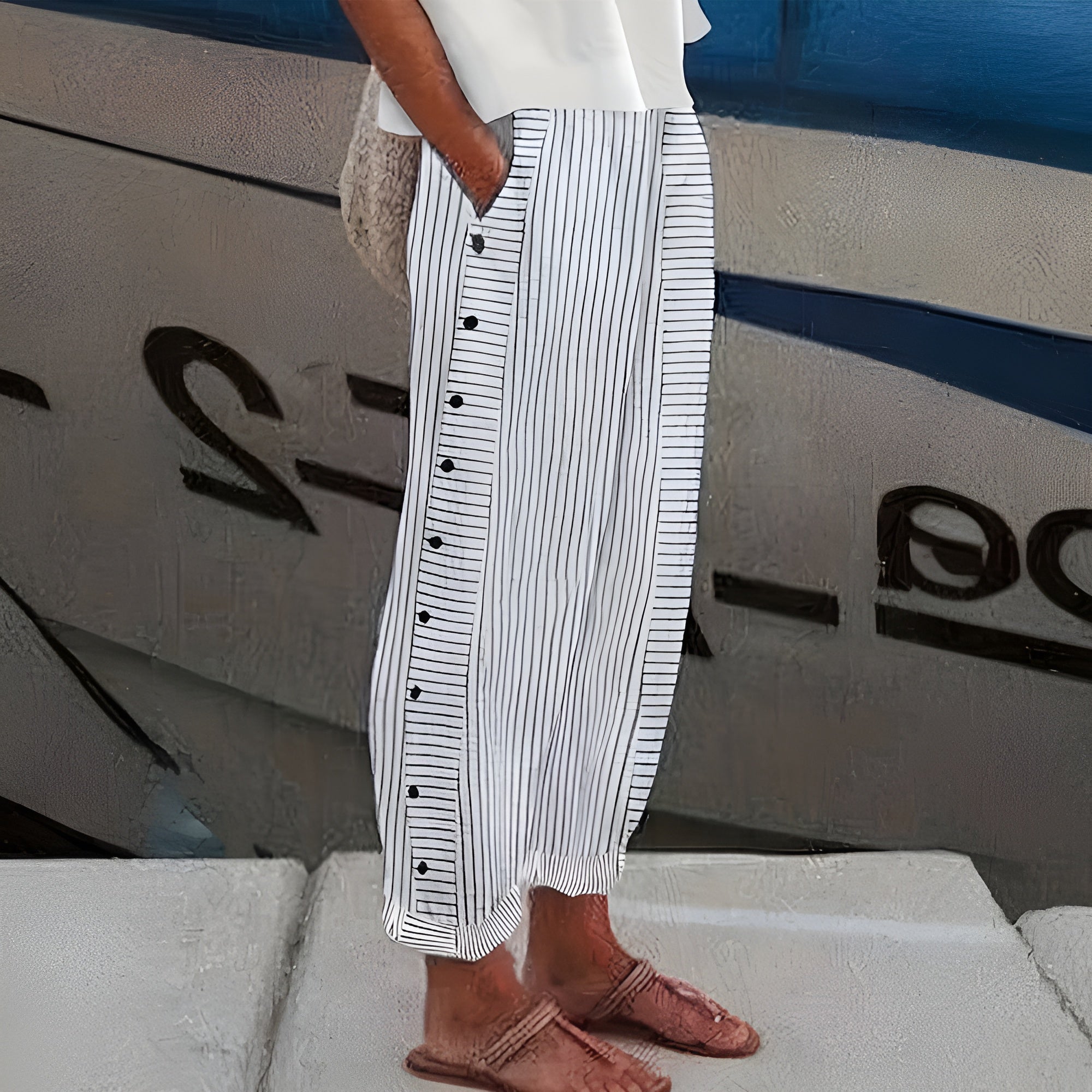 ELENA | Lichte Zomerbroek met Dunne Strepen en Zijknopen voor Casual Chic Stijl